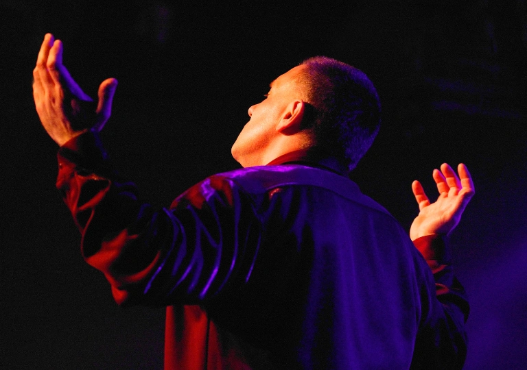 Hombre orando en iglesia cristiana en Houston