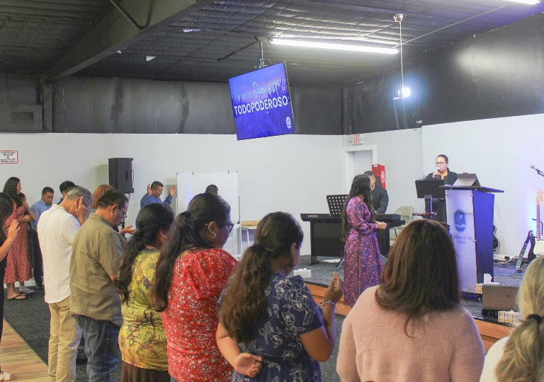 Adoración en iglesia cristiana en Houston