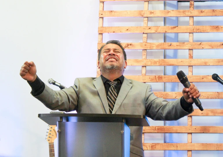 Prédica del pastor en iglesia cristiana en Houston