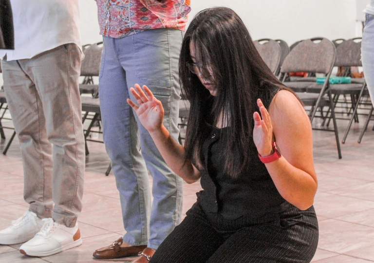 Mujer orando en iglesia Cristiana en Houston