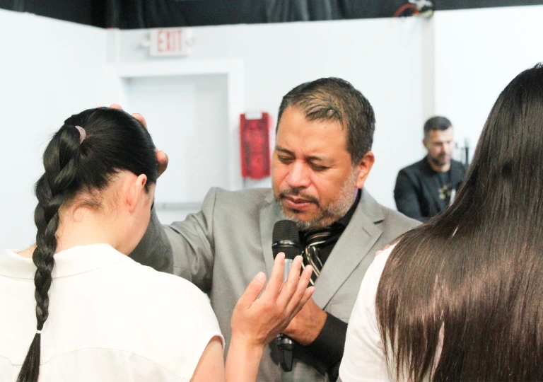 Pastor orando en iglesia cristiana en Houston
